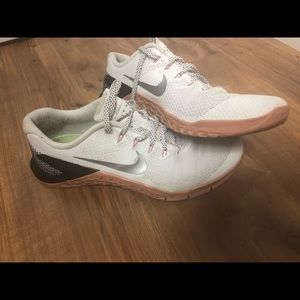 Nike women’s metcon 4 good condition with box!